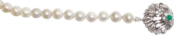 Perlenkette – Glamouröses Perlencollier ca. 74 cm lang, aus echten wunderschön glänzenden japanischen Akoyazuchtperlen (6,8 mm) mit einer schönen, nicht ganz runden Lustré, mit einem funkelnden Anhänger aus feinstem Weißgold 750/- , dieser besetzt mit ein