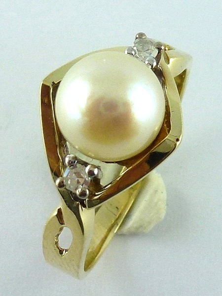 Perlenring – Diamantring -Brillantring Gelbgold 14Kt/585 japanische Akoyaperle und Diamant 0,02ct