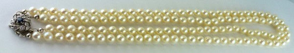 Perlencollier, jap. Akoyazuchtperlenkette 2-reihig, Weissgold 585/-, Saphirschliesse,, 8 Diamanten zus. 0,16ct. TW/VSI, 46cm