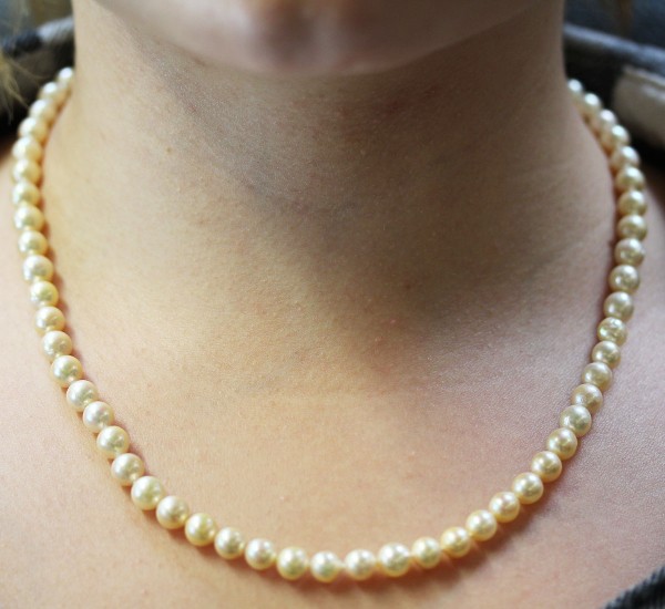 Perlenkette, japanische Akoyazuchtperlen  Gelbgold 585 Schliesse schoenes Luester Schnaeppchenpreis
