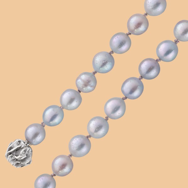 Perlenkette Perlencollier Weissgold 750 feinste japanische Keshiperlen hellblau changierend seltenes Einzelstück Lapponia Look Schliesse