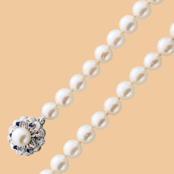 Perlenkette japanische Akoya Perlen creme rose Lustre Weißgold Schließe blaue Saphire