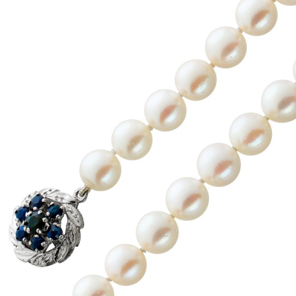 Antike Perlenkette Japanische Akoyaperlen creme-rosefarbenes Perlen Lüster Weißgold 750 Schließe 8 blaue Safire