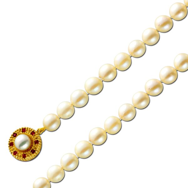 Perlenkette – Antikes Jap.Akoyaperlen Collier um 1970, ganz rund fast makellos weiß 5,9-6,7mm Gelbgold 585 Schließe mit 8 Rubin Edelst. 46,5cm