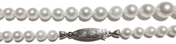 Wunderschöne Perlenkette mit japanischen Akoyazuchtperlen, Durchmesser der Perlen 5,0-8,5mm in einem ebenmäßigen Verlauf gefädelt mit einem Verschluß aus echtem Silber 835/-. Länge der Halskette 84 cm. Diese Perlenkette gibt es nur bei uns zum Top-Preis.