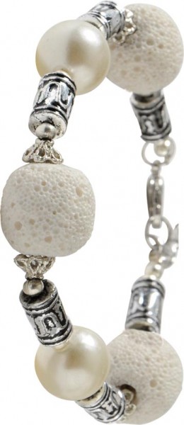 Megatrendiges Armband, 20 cm + 4 cm Verlängerung mit echten Lavasteinen in weiß, wunderschön schimmernden, weißen synthetischen Perlen und funkelnden, teilweise geschwärzten Zwischenteilen aus Metall. Stylisch angesagtes Schmuckstück, für all