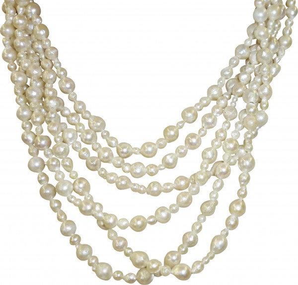 Perlenkette – Perlencollier 68 cm aus fast runden japanischen Akoyazuchtperlen mit wunderschönem reséfarbenem Lüster. Der Durchmesser der Perlen beträgt ca. 6,3 mm. Der Verschluss ist aus Weißgold 585/- (14 Karat) mit 8 cashmere Saphiren und einer Perle b