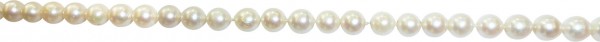 Perlenkette – Perlencollier 126 cm aus wunderschönen, nicht ganz runden, handgeknüpften japanischen Akoyazuchtperlen mit einen leicht roséfarbenem Lüster. Die Perlen haben einen Durchmesser von ca. 7,4 mm und sehr wenige Einschlüsse. Der Karabinerverschlu